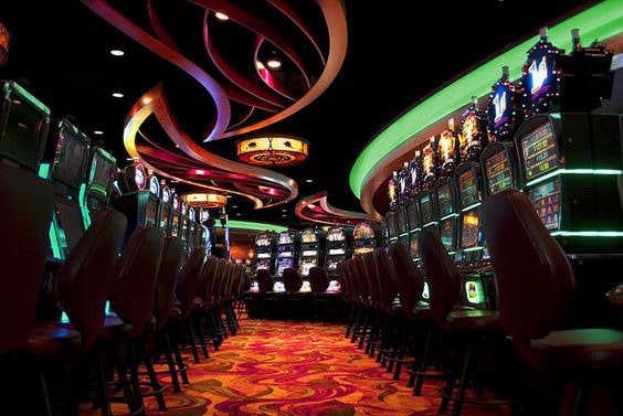 Зал казино: игровые автоматы
